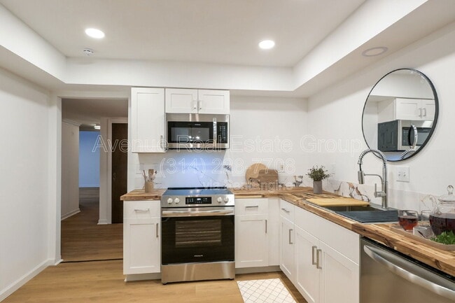 Building Photo - 590 Sarah Ln