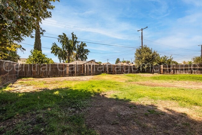 Building Photo - 3 Bedroom/1 Bath Home - $1895 Per Month! M...