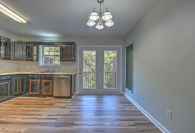 Building Photo - Charming Renovated 2 bedroom/ 3 bath Townhome Near Bristol Country Club – Prime Location!