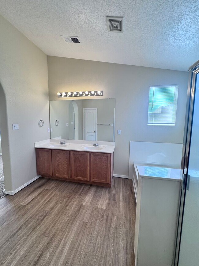 Building Photo - MOVE IN SPECIAL!! HALF OFF-SECURITY DEPOSIT! 3 bed 2 bath home in Los Lunas