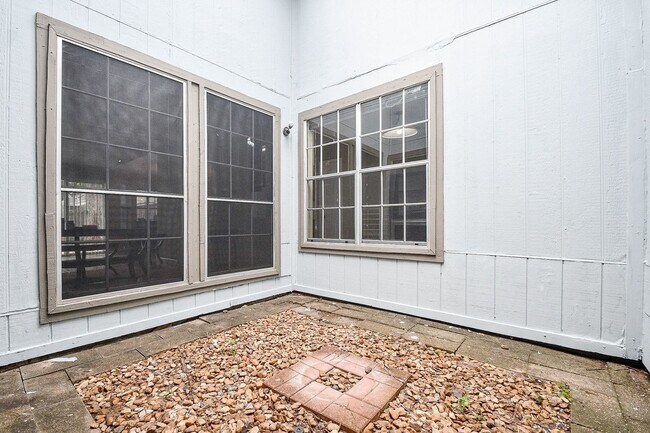 Building Photo - 9111 Belle Glen Dr