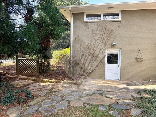 Building Photo - 140 Spring Dr