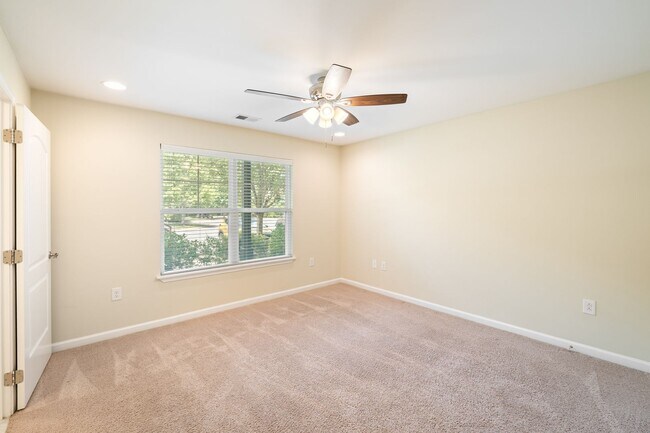 Building Photo - 3 Bedroom Flat Available at the Woodlands - REDUCED DEPOSIT