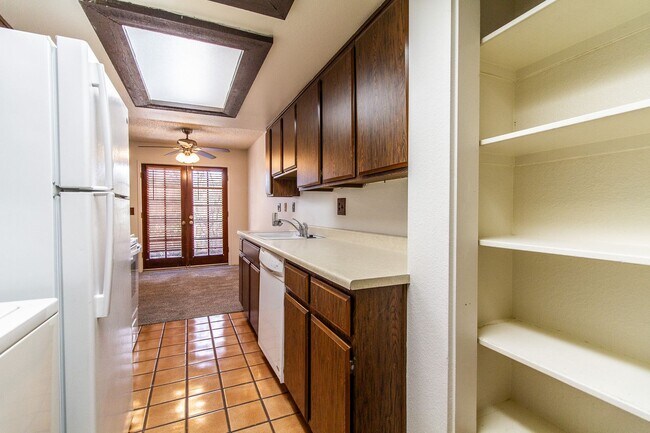 Building Photo - EXCELLENT 2BED, 1.5BATH TOWNHOUSE LOCATED ...