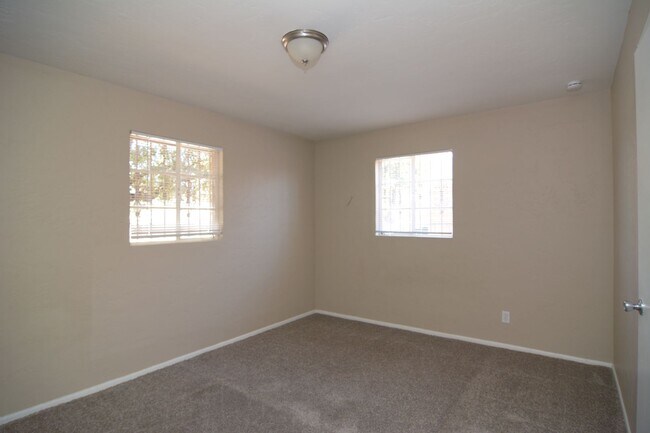 Building Photo - Charming 3 Bedroom 2 Bath House! Close to the UofA and Downtown!