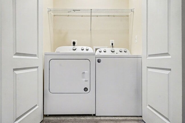 Building Photo - 2444 Drake Ln