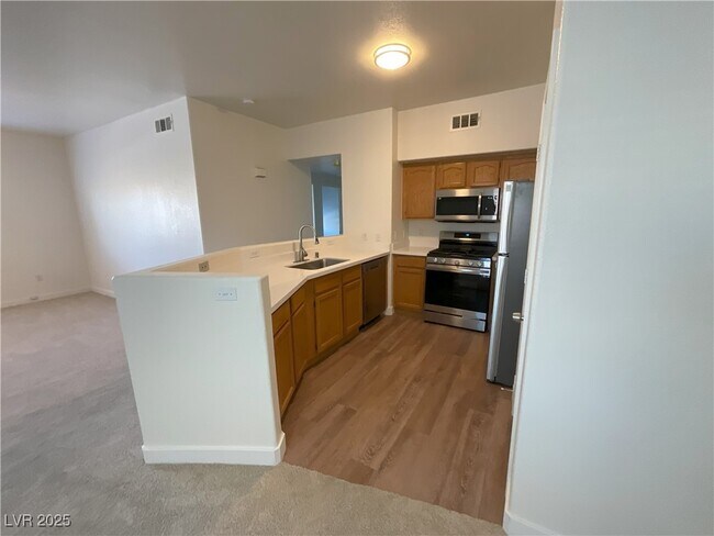 Building Photo - 3400 Cabana Dr