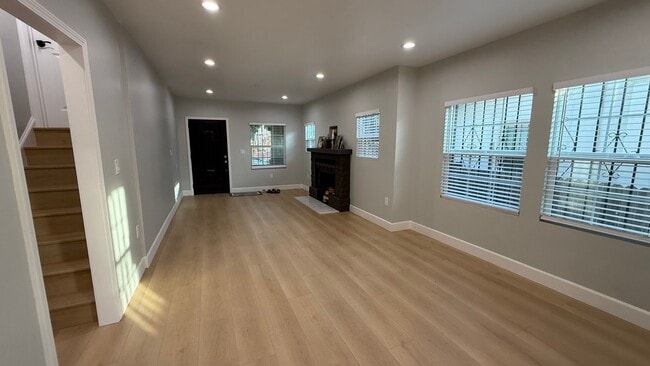 Building Photo - EPIC REA: Charming 2 Bed/ 1 Bath Home in Oakland’s Foothill Neighboorhood