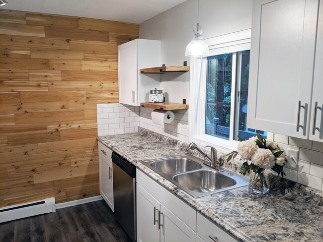 Building Photo - 501/503