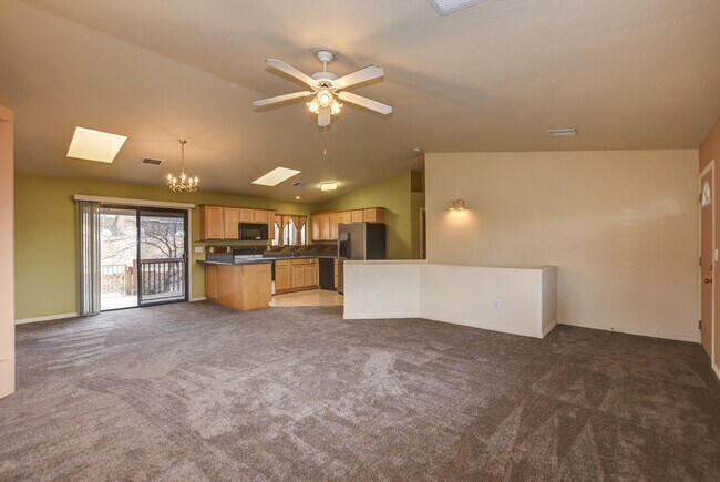 Building Photo - 3 Bedroom 3 Bath home in Diamond Valley!