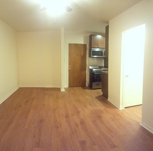 Building Photo - 4031 N Kenmore Ave