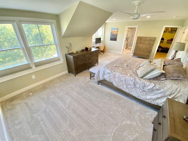Building Photo - 3 Bedroom Home South Burlington Available ...