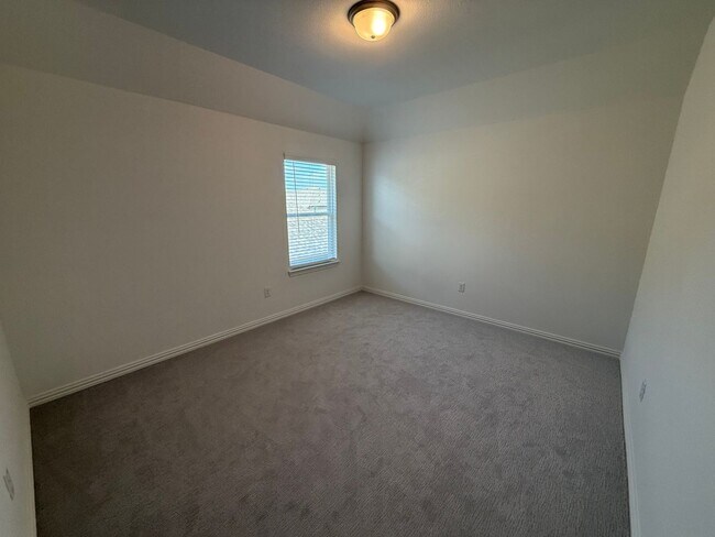 Building Photo - 5 Bedroom, Great Price!