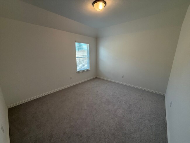 Building Photo - Room for Family and Friends!