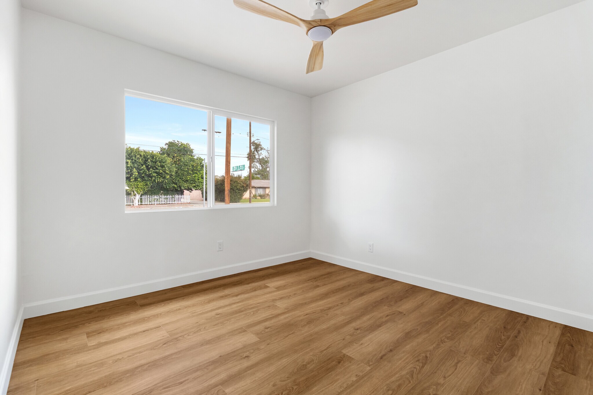 Building Photo - 15836 Chatsworth St