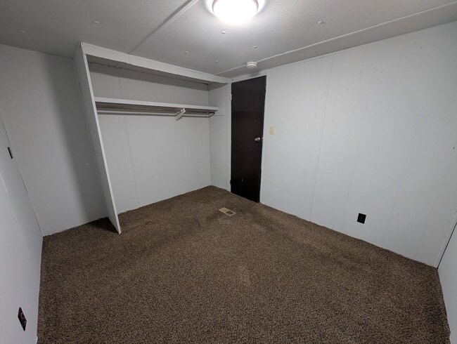 Building Photo - 2 Bedroom 1 Bath Manufactured Home in Burr...
