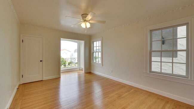 Building Photo - Lakeside 3 Bedroom / 3 Bathroom Single Fam...