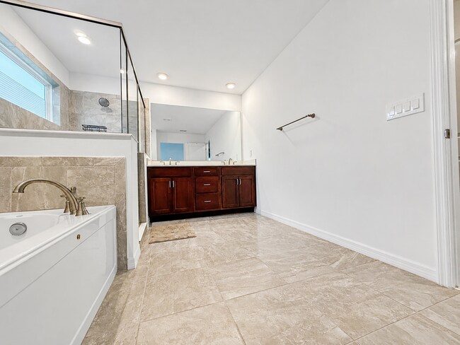 Building Photo - Experience modern & expansive living in this corner-lot 5Bedrooms/3.5Bath home at Ocala!