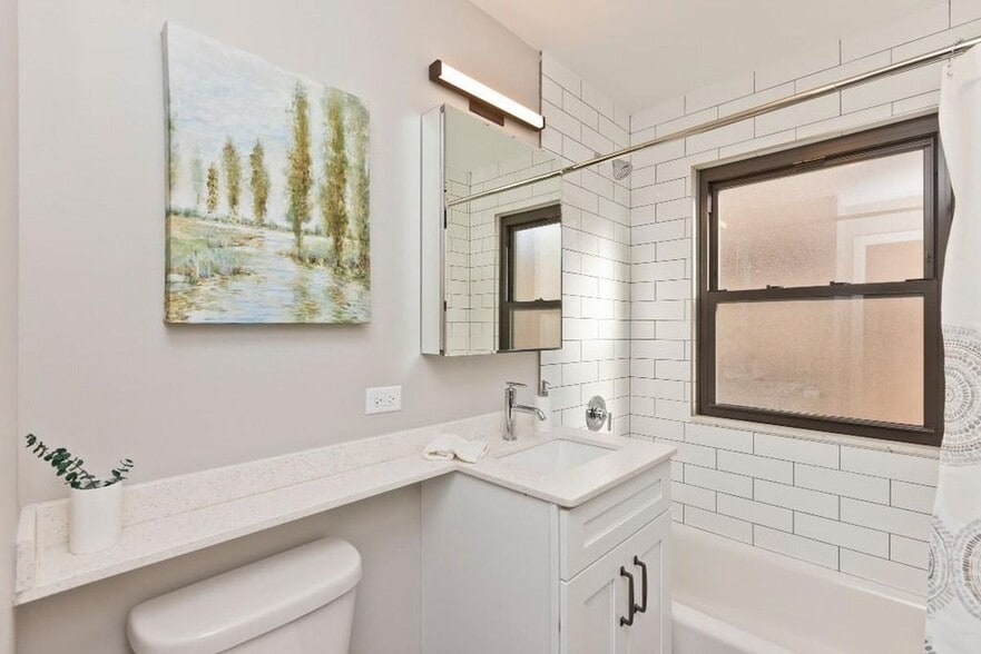 Building Photo - 5536 N Sheridan Rd