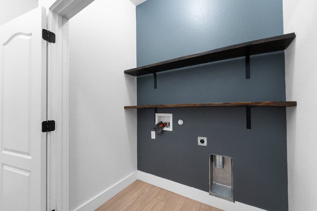 Building Photo - Spacious 5-Bedroom Retreat on Hidden Lake Court with Pool