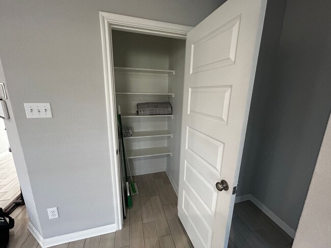 Building Photo - 3BR/2BA single-family home with fenced yard and attached garage in Jarrell, TX.