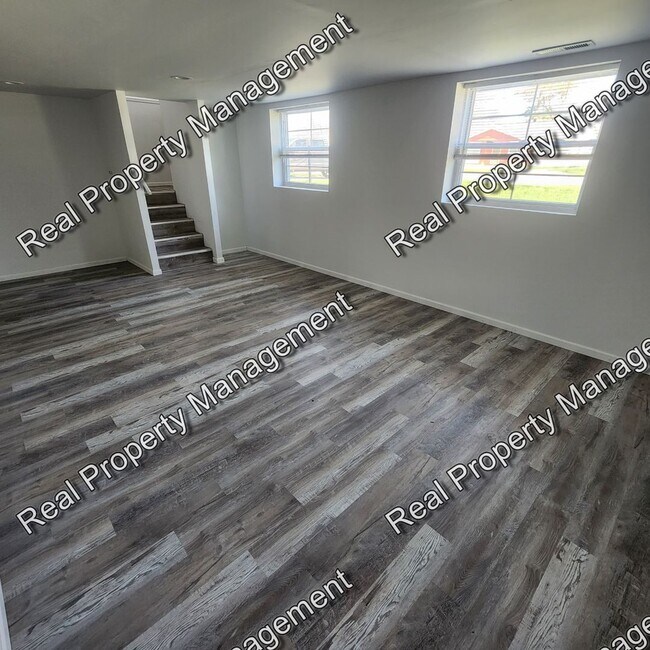 Building Photo - Four Bedroom Bi-Level