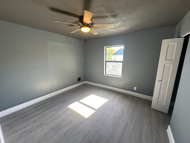 Building Photo - 236 W 29th St