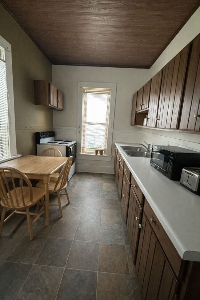 Building Photo - 3 Bedroom, 1 Bathroom Home with Off Street Parking & Central Air