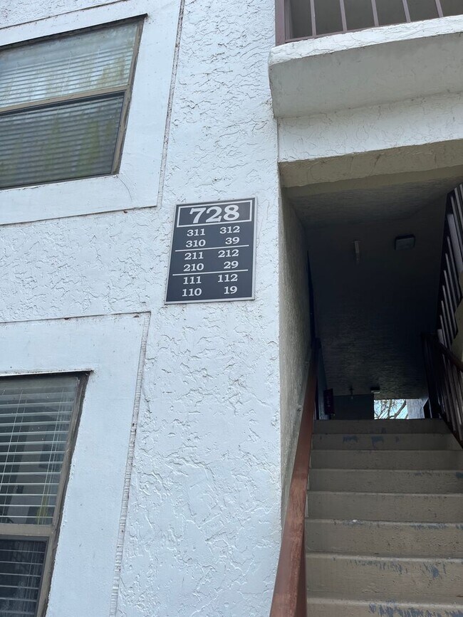 Building Photo - ONE BEDROOM ONE BATHROOM!! With LAKEVIEW!