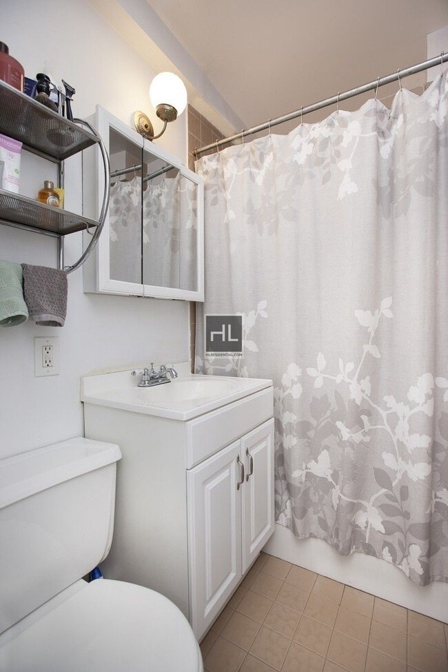 Building Photo - 121 W 92nd St