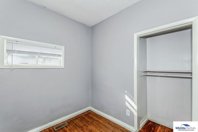 Building Photo - 3 bedroom 1.5 bath home