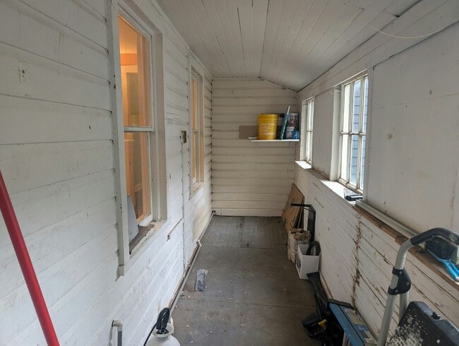 Building Photo - 48 Clover St