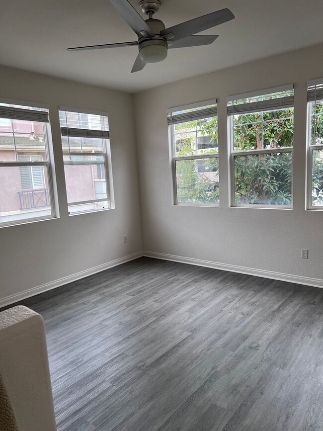 Building Photo - Lovely Townhome In The Spectrum Community For Lease