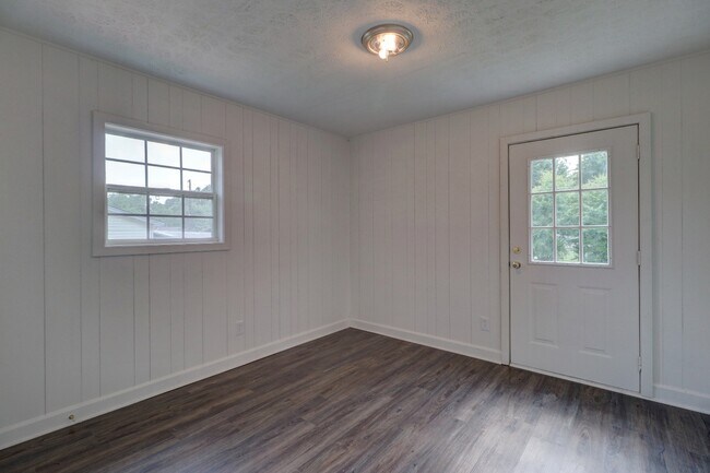 Building Photo - 1305 Cochise Cir