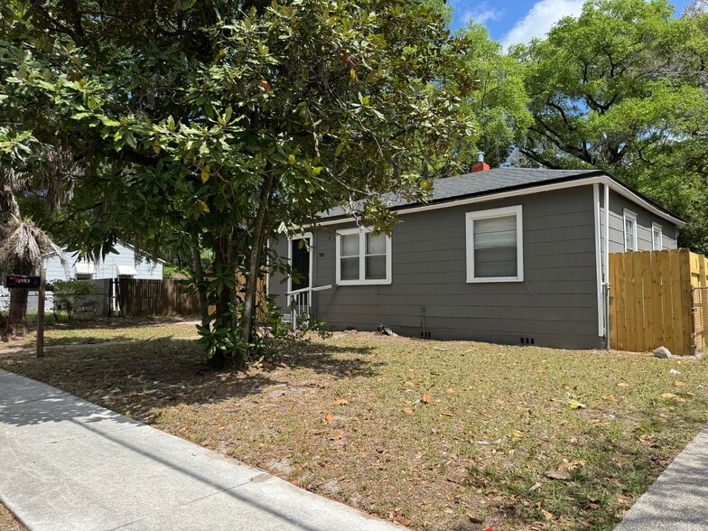 Building Photo - 1983 Lambert St