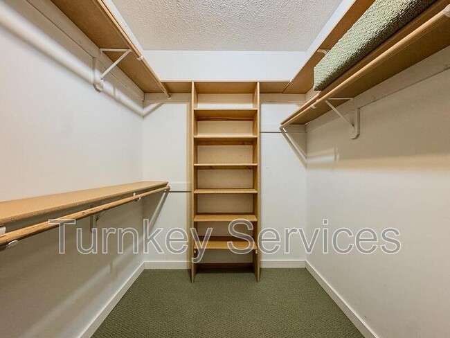 Building Photo - 717 Villa Plaza