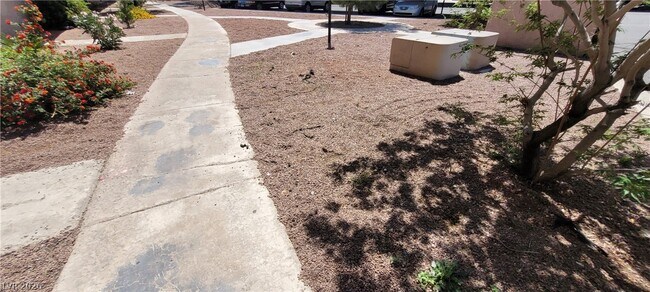 Building Photo - 615 S Royal Crest Cir