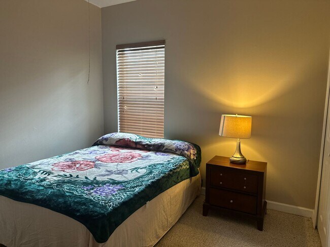 Building Photo - Move in immediately