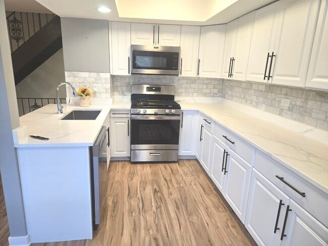 Building Photo - 360 W Inverrary Ln