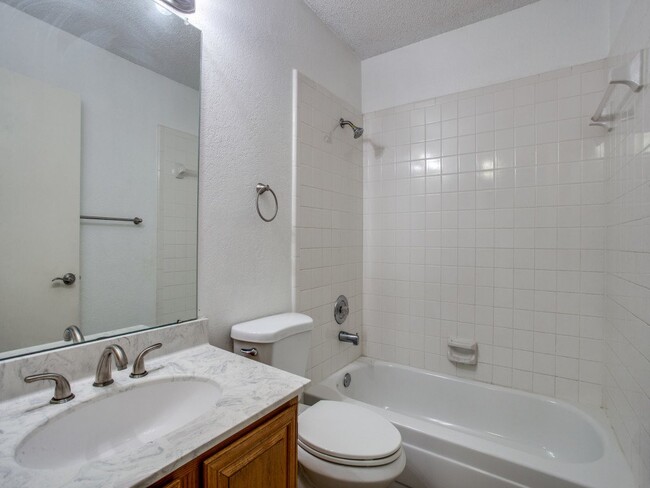 Building Photo - "Charming 3-Bed Oasis on Hampton Road with...