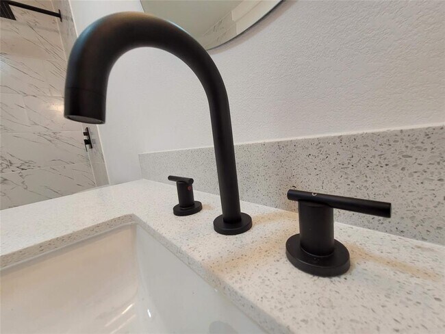 Building Photo - 317 W Houston Ave