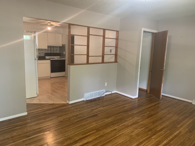 Building Photo - 513 W Clark St