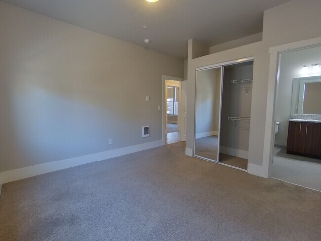 Building Photo - Greek Street Townhomes (335)