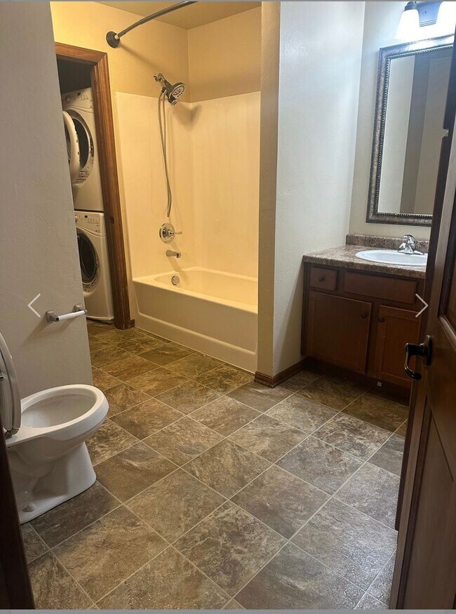 Building Photo - 2 Bedroom, 2 Bathroom Lower Available