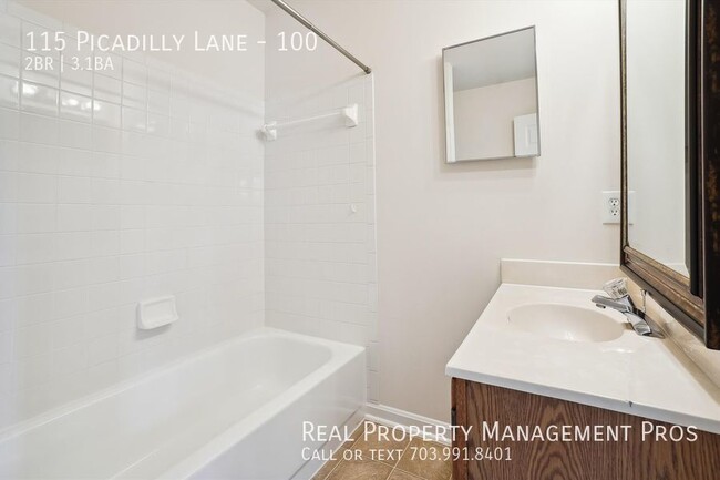 Building Photo - Spacious 3-Story End-Unit Townhome in Prim...