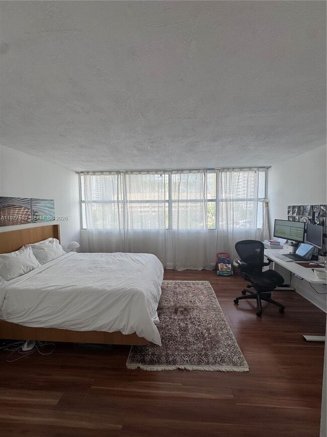 Building Photo - 1420 Brickell Bay Dr