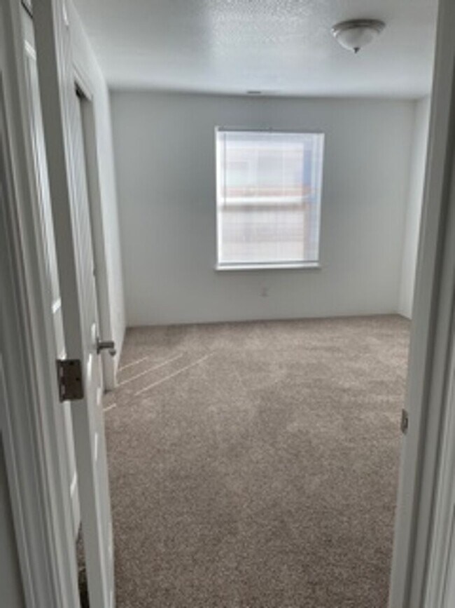 Building Photo - 3 BEDROOMS SINGLE LEVEL HOME