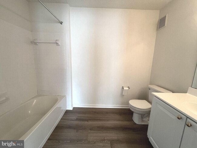 Building Photo - Gorgeous light filled 2 bedroom 2 bath con...