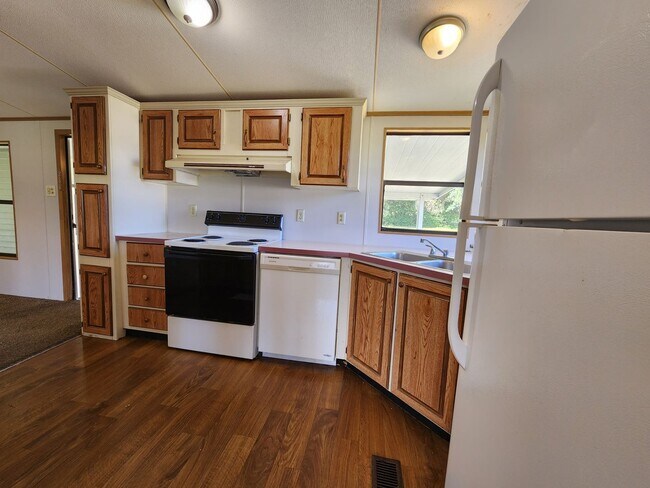 Building Photo - 2 Bedroom 2 Bathroom W/ Storage in family friendly neighborhood!