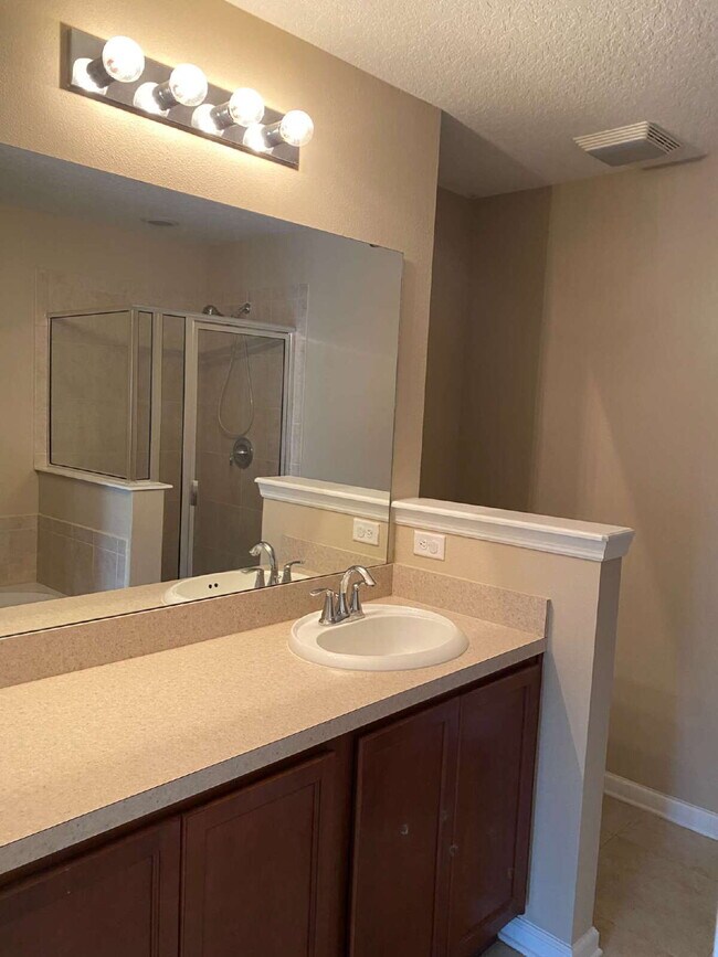 Building Photo - Beautiful 3-Bedroom Townhome in Desirable Oakleaf Plantation – Available Now!